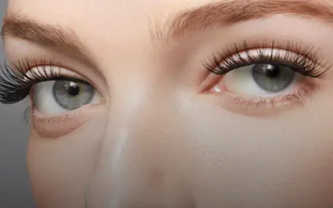 Des yeux bleus magnifiques avec des cils longs et épais. Une inspiration pour savoir comment faire pousser ses cils naturellement.