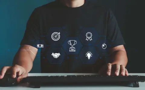 Uomo al computer con icone di successo, obiettivi e denaro. Un preventivo di spesa digitale.