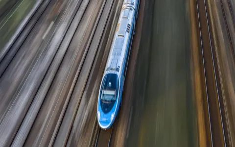 Pendolino pędzi po torach z Warszawy do Szczecina, tworząc na zdjęciu efekt rozmycia.