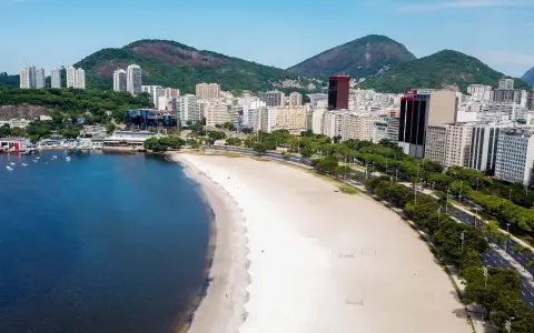 Widok na plażę i miasto w Rio de Janeiro. Czy Brazylia jest w Europie? Nie, to Ameryka Południowa!