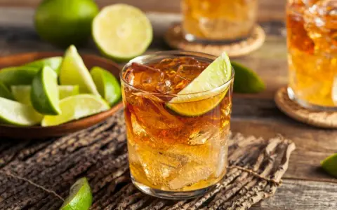 Rum Kraken z czym pić? Idealnie z lodem i limonką. Orzeźwiający drink na gorące dni.
