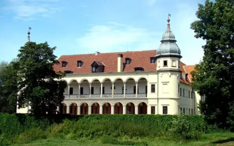 Pałac w Krobielowicach z arkadowym krużgankiem i wieżyczką.
