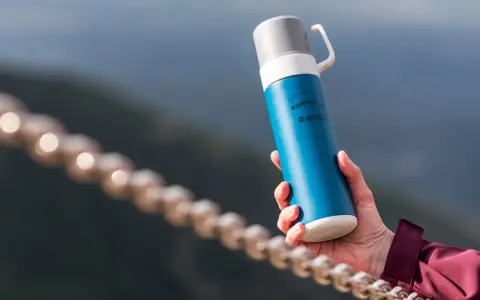 Idealny termos w góry – niebieski Hi-Tec z napisem "Mountains are calling". Idealny towarzysz każdej wyprawy.