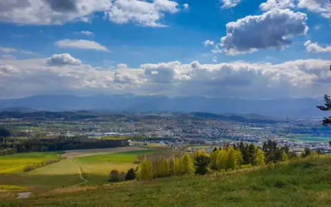 Widok na Jelenia Górę z góry szybowcowej. Jak dojechać? Piękne krajobrazy, pola i góry w oddali.