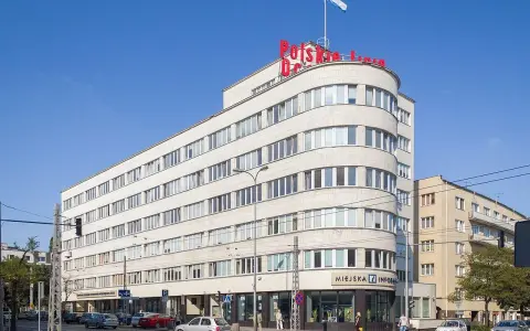 Charakterystyczny budynek z czerwonym napisem "Polska Linia" to ważny punkt gdyńskiego szlaku modernizmu.