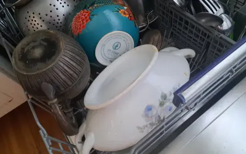 W zmywarce: metalowy dzbanek, ozdobna miska Pip Studio i porcelanowy nocnik. Pamiętaj, czego nie można myć w zmywarce, by uniknąć uszkodzeń.