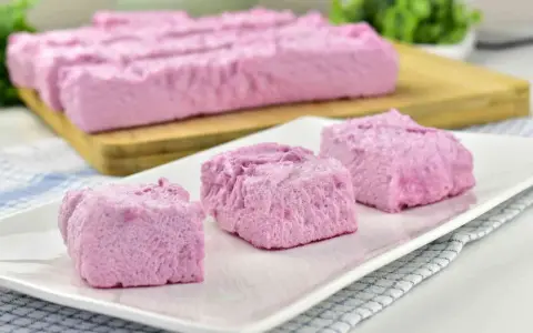 Różowe pianki marshmallow, idealne do domowego przepisu. Puszyste i słodkie, gotowe do jedzenia.