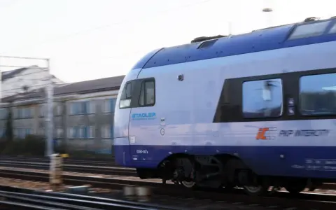 Pociąg PKP Intercity Stadler ED160-007a w ruchu na torach.