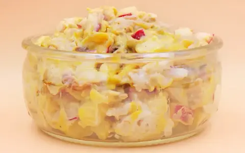Pyszna pasta z rzodkiewki z ziemniakami i jajkiem, podana w szklanym naczyniu.