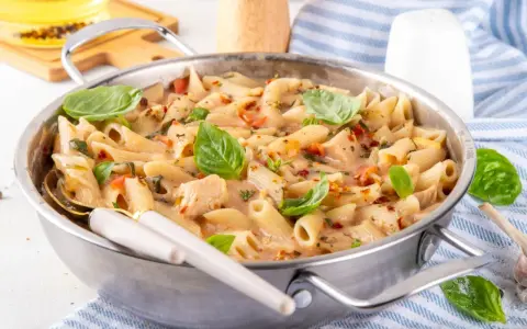 Penne z kurczakiem w sosie śmietanowym – prosty przepis na obiad