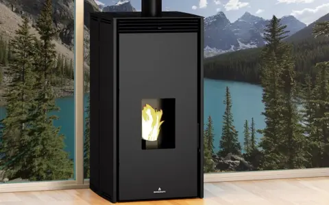Estufa de pellets negra con llama encendida, ideal para saber como subir la temperatura a una estufa de pellets y disfrutar de un ambiente acogedor.