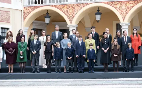 Carolina di Monaco e la sua famiglia posano in un cortile.
