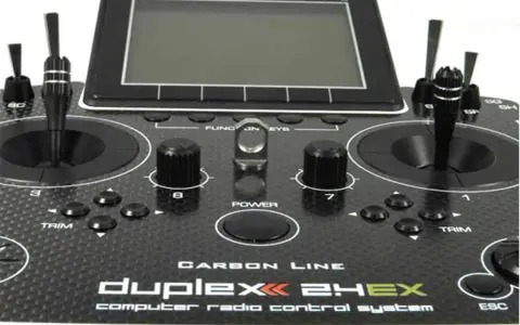 Jeti DS-16 Fernsteuerung mit Carbon-Line-Design. Präzise Joysticks und Tasten für das Modellbau-Hobby.