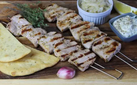 Saftige Souvlaki-Spieße vom Grill, dazu Fladenbrot, Tzatziki und Krautsalat. Ein tolles Souvlaki Rezept für den Sommer.