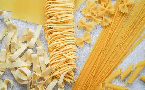 Różne rodzaje suchego makaronu: tagliatelle, farfalle, spaghetti, penne i płaty lasagne. Zastanawiasz się, ile waży makaron po ugotowaniu vs suchy?