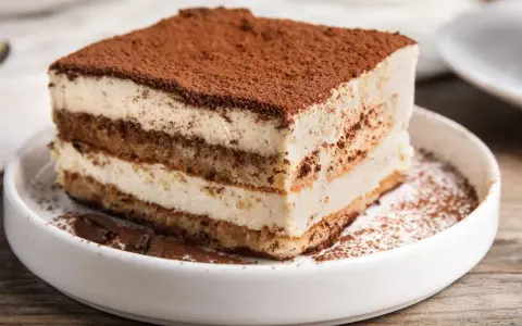 Pyszny kawałek tiramisu, idealny na deser. Ten przepis na tiramisu jest prosty i szybki.