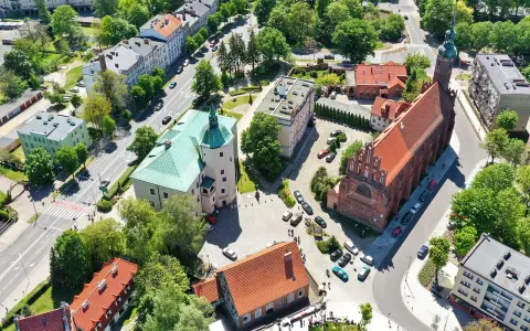 Widok z lotu ptaka na miasto Słupsk, z dominującymi budynkami kościoła i zamku.