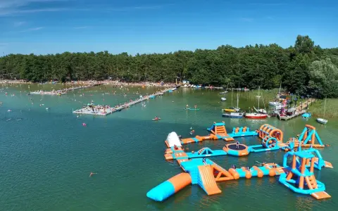 Letnie szaleństwo na wodnym placu zabaw na jeziorach lubuskich. Tłumy ludzi, dmuchane zjeżdżalnie i trampoliny.