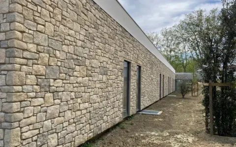 Mur extérieur en pierre naturelle, un choix durable et esthétique. Quel matériaux pour mur extérieur ? La pierre offre une beauté intemporelle.