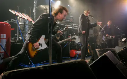 Medlemmar av The Who på scen, en spelar bas, en sjunger och en spelar gitarr.