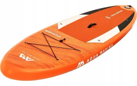 Pomarańczowa deska SUP Aqua Marina Fusion 10'10 z czarnymi linkami bungee i białymi wstawkami. Idealna na wodne przygody.