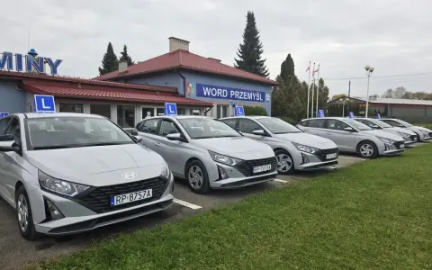 Samochody WORD Przemyśl z literką L na dachu. Zastanawiasz się, ile kosztuje egzamin teoretyczny na prawo jazdy?