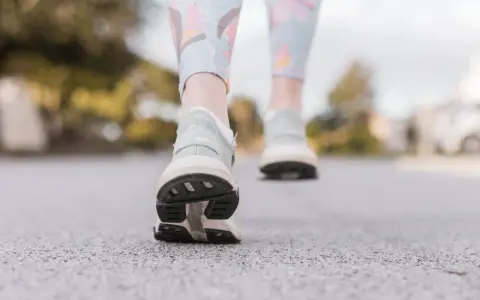 Passi leggeri su un sentiero, un invito a muoversi. Camminare è il miglior sport contro la depressione, un passo alla volta verso il benessere.