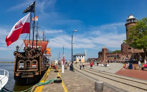 Piraten-Schiff "Santa Maria" in Kolberg, mit Leuchtturm und Hafenpromenade. Entdecken Sie hier Geheimtipps Kolberg!