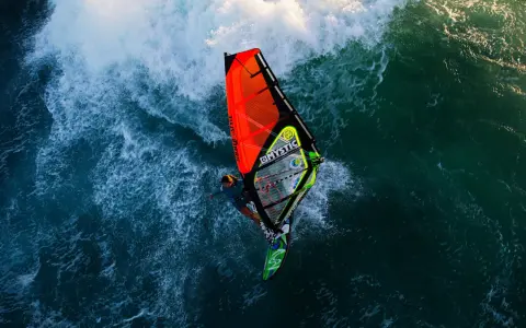 Windsurfing: Co to jest? Jak zacząć i poczuć wiatr w żaglach?