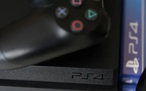 Kontroler i konsola PS4 leżą obok pudełka z grą. Zastanawiasz się, kiedy serwery PS4 zostaną wyłączone?
