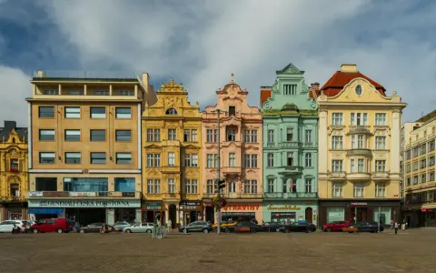 Kolorowe kamienice na placu w Pilźnie, oferujące liczne atrakcje turystyczne.
