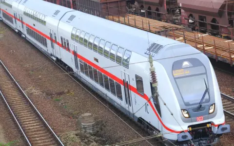 Moderner Doppelstockzug der DB, bereit für die nächste Fahrt.