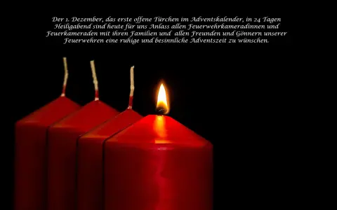 Vier rote Kerzen, eine brennend, symbolisieren den christlichen gesegneten 1. Advent.