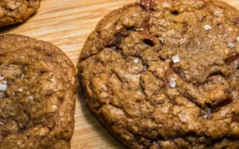 Galletas cookies caseras con trozos de chocolate y sal marina, recién horneadas y listas para disfrutar.