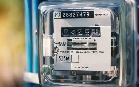 Licznik energii elektrycznej pokazuje wysokie zużycie prądu w domu. Przyczyny dużego zużycia prądu w domu mogą być różne, np. stare urządzenia.