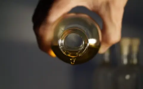 Jaki olej dla psa alergika? Najlepsze opcje na ulgę i zdrowie