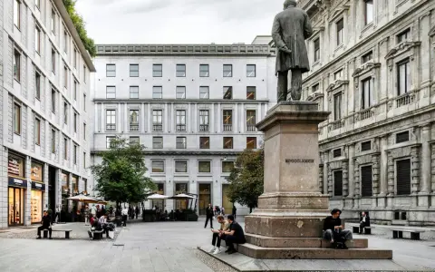Piazza con statua e architettura elegante, dove si trova la bottega Veneta sede.