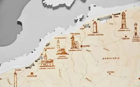 Mapa drewniana z zaznaczonymi latarniami morskimi w Polsce. Widoczne m.in. latarnie w Darłowie, Ustce, Jarosławcu, Czołpinie, Stilo i Jastarni.