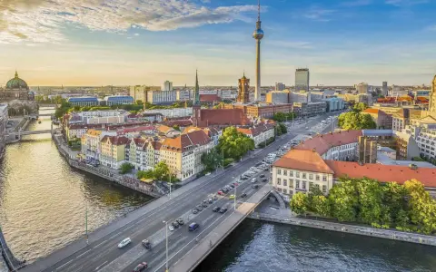 Widok na Berlin z wieżą telewizyjną i katedrą. Wyobraź sobie podróż pociągiem z Krakowa do Berlina, podziwiając takie krajobrazy.