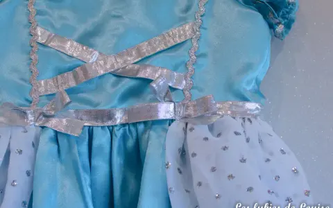 Détail d'une robe de princesse bleue avec laçage argenté. Un patron robe princesse gratuit à télécharger pour créer la magie.
