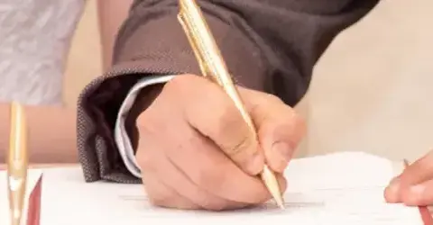 Co przynieść do pracy po ślubie? Kluczowe dokumenty i kroki do podjęcia