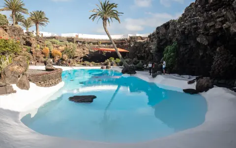 Basen w Jameos del Agua, wulkaniczne krajobrazy i palmy – to idealne miejsca, które warto zobaczyć na Lanzarote.