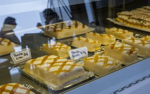 Ponche segoviano, un postre típico de Segovia, cubierto de mazapán y decorado con un glaseado de huevo y azúcar.