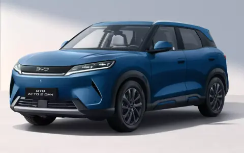 Niebieski BYD ATTO 2 DM-i, nowoczesny SUV z eleganckimi światłami LED i czarnymi felgami, gotowy na miejskie przygody.