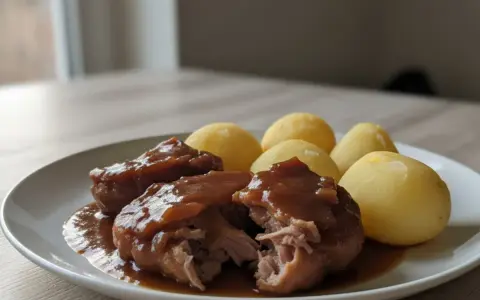 Pyszne policzki wieprzowe w sosie własnym z ziemniaczkami.