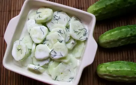 Mizeria z ogórków w kremowym sosie, idealna na letni obiad. Jaka śmietana do mizerii? Najlepsza będzie gęsta, lekko kwaśna.