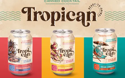 Trzy puszki gotowych drinków "Tropican" o różnych smakach: ananasowym, pomarańczowym i marakujowym.
