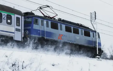 Lokomotywa PKP Intercity w zimowej scenerii. Różnica między TLK a IC to komfort i prędkość podróży.