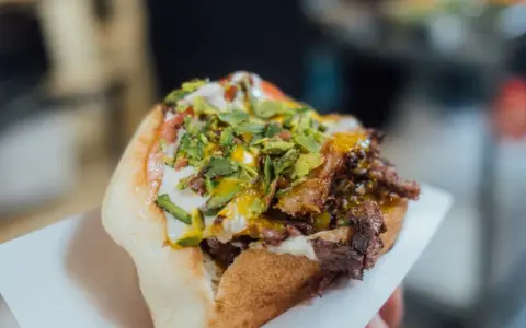 Ile kalorii ma kebab w picie? Jedz świadomie i bez wyrzutów!