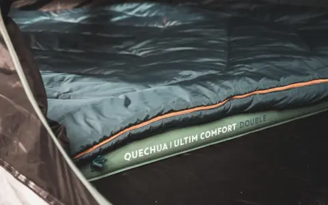 Wygodny materac do namiotu Quechua Ulti Comfort Double zapewni komfortowy sen.